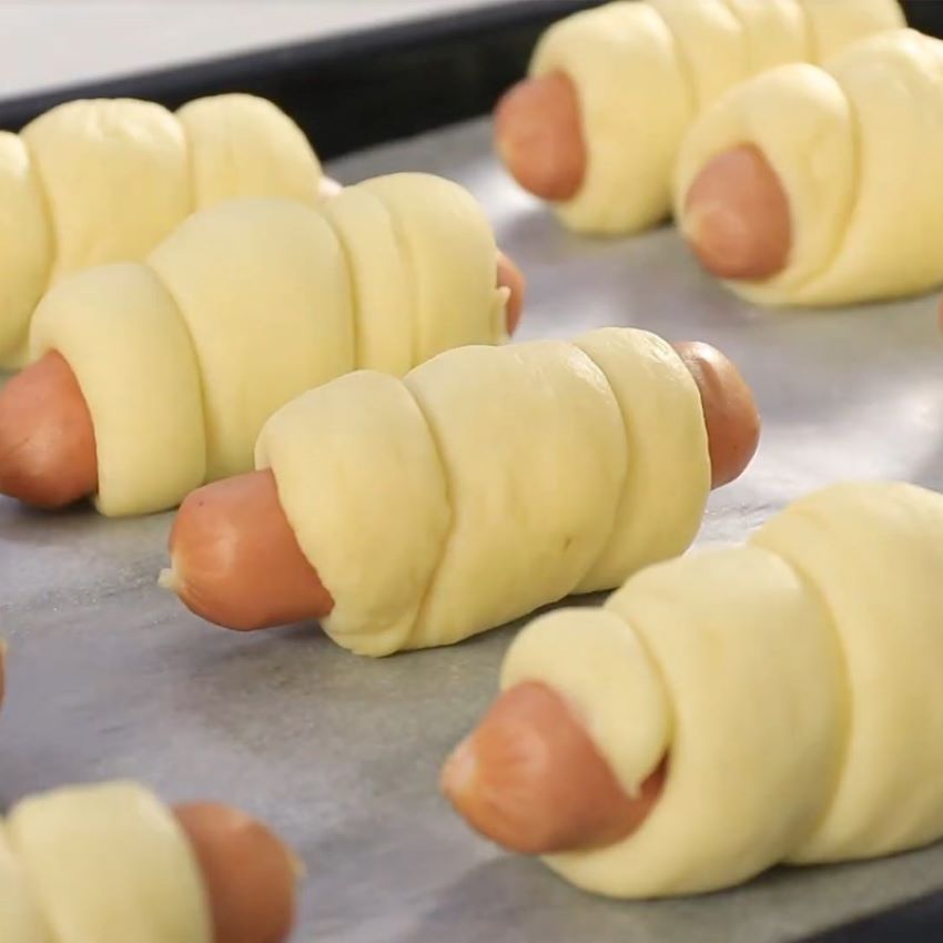 chia bột và cuộn bánh