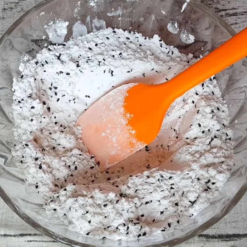 trộn bột bánh mì mè đen