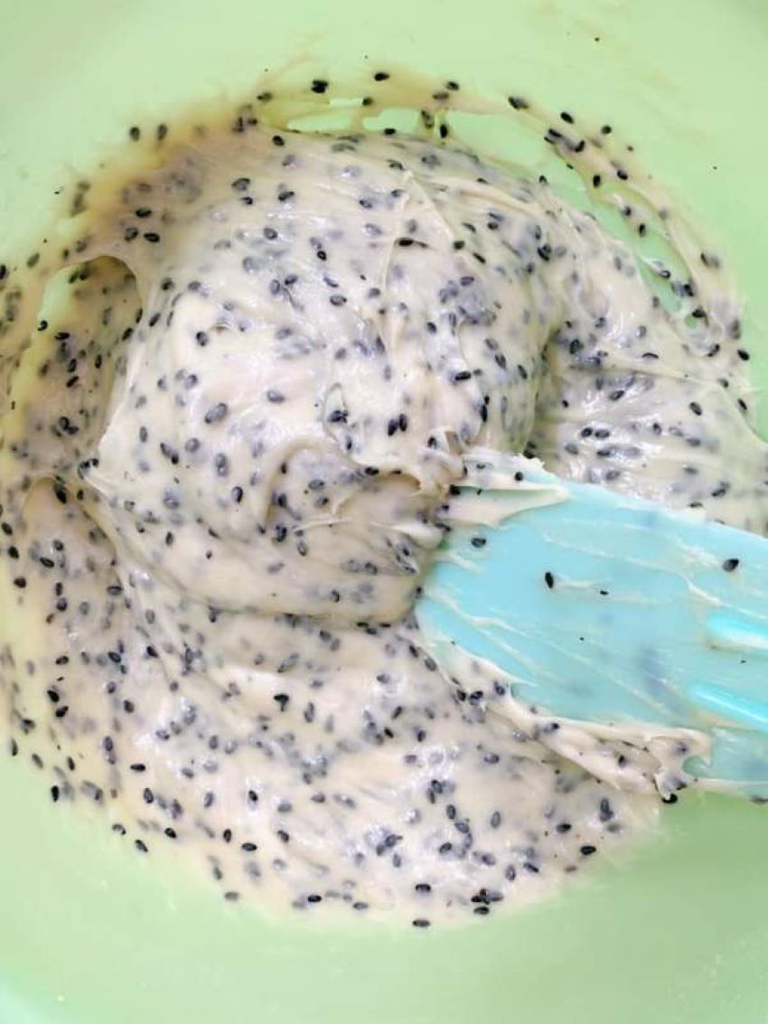 trộn bột cùng trứng và mè đen