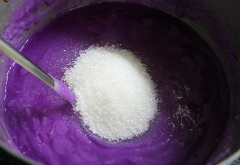 cach-nau-che-khoai-tia-deo-bui-hap-dan-tai-nha