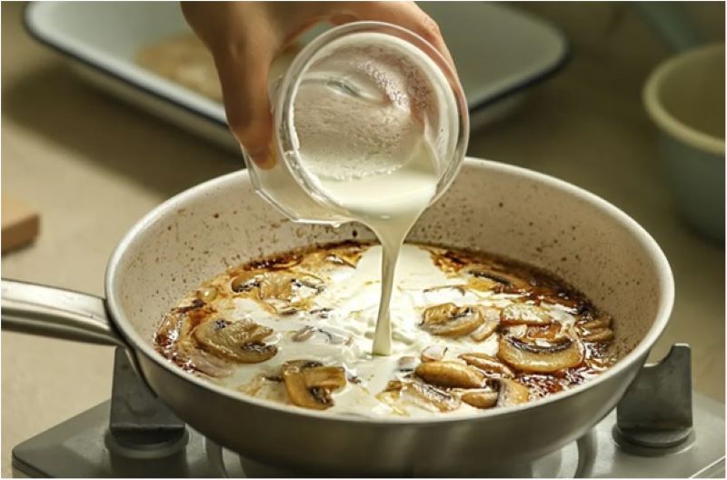 cach-lam-mi-y-sot-kem-nam-beo-ngay-ngon-chuan-vi-y